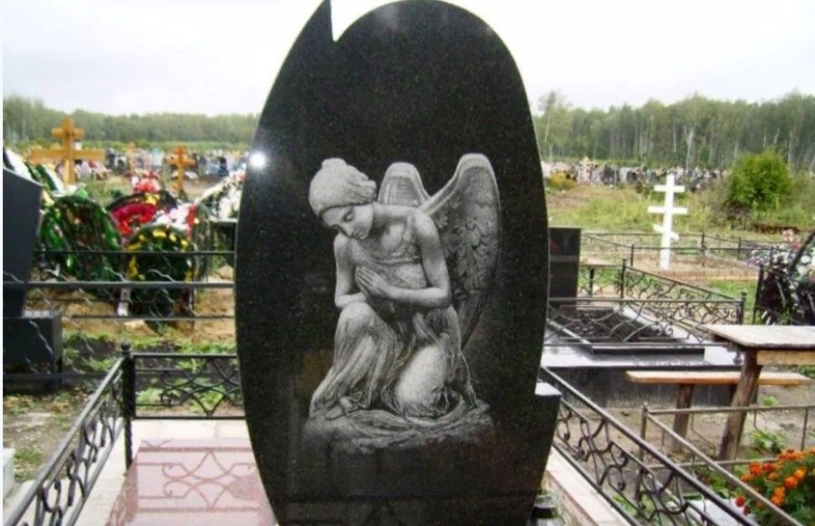 памятник с ангелом на тыльной стороне