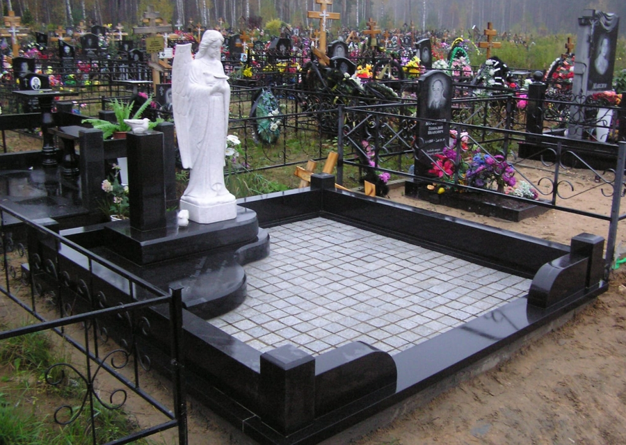памятник с голубем и скульптурой ангела