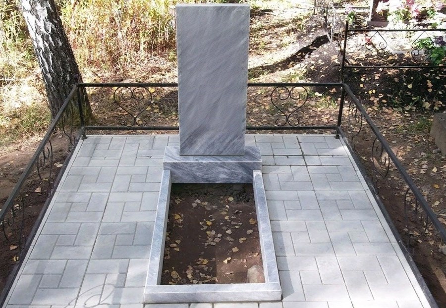 прямой памятник из мрамора эконом