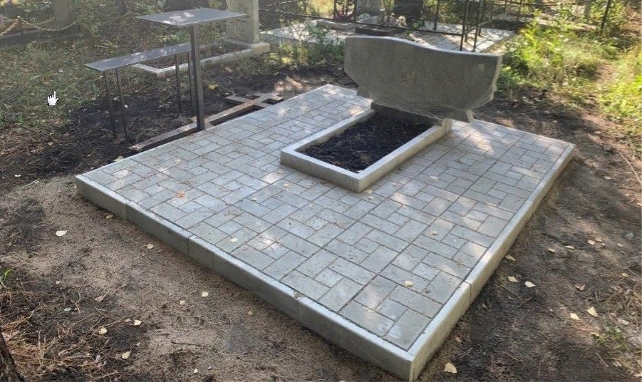 горизонтальный небольшой мраморный эконом классапамятник