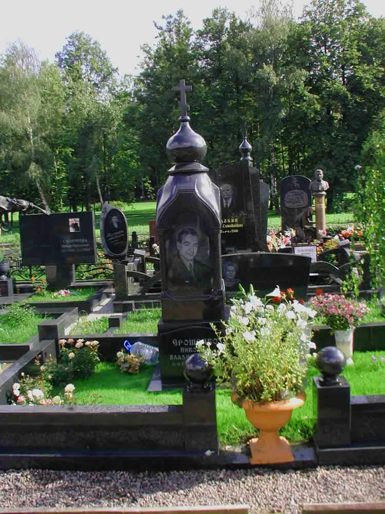 памятник с куполом и крестом