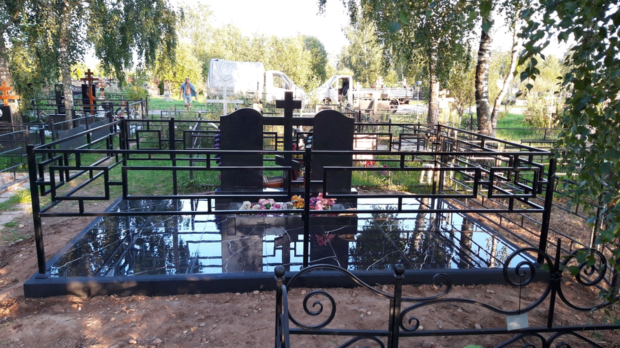 вертикальные грнитные памятники на двоих с крестом посередине
