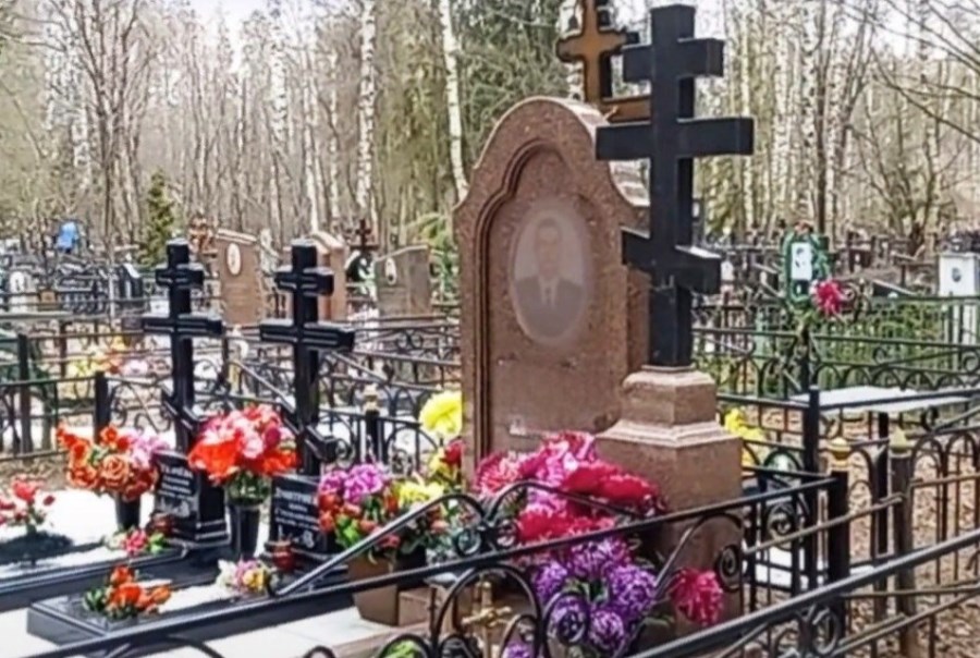 арочный памятник с гранитным крестом