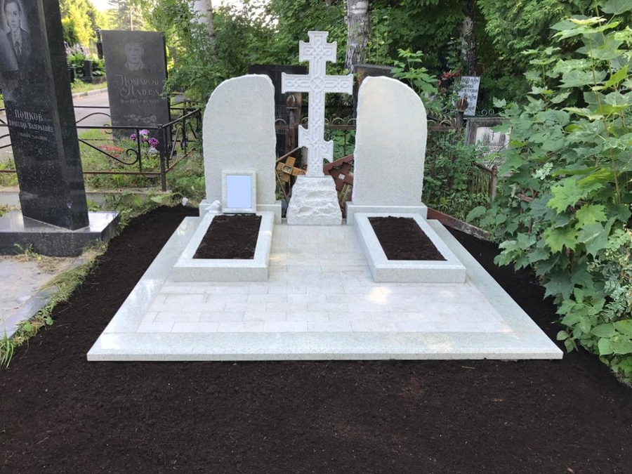 двойной мраморный памятник с крестом в середине