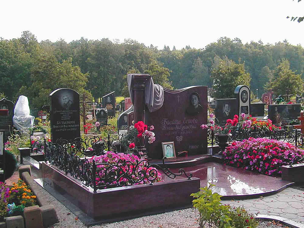 памятник с колонной и лентой