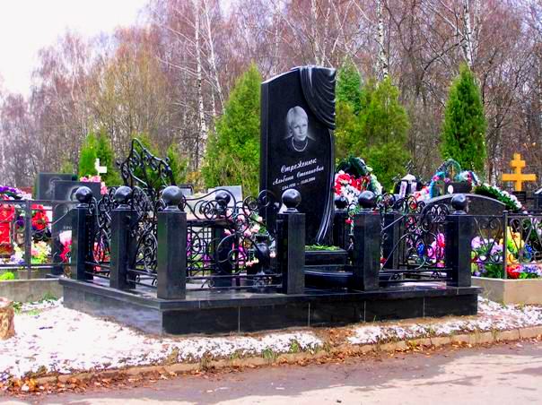 женский вертикальный гранитныйпамятник с лентой