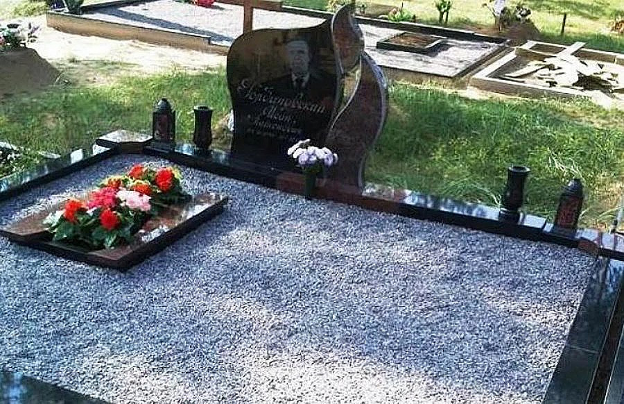 небольшой памятник с языками пламени