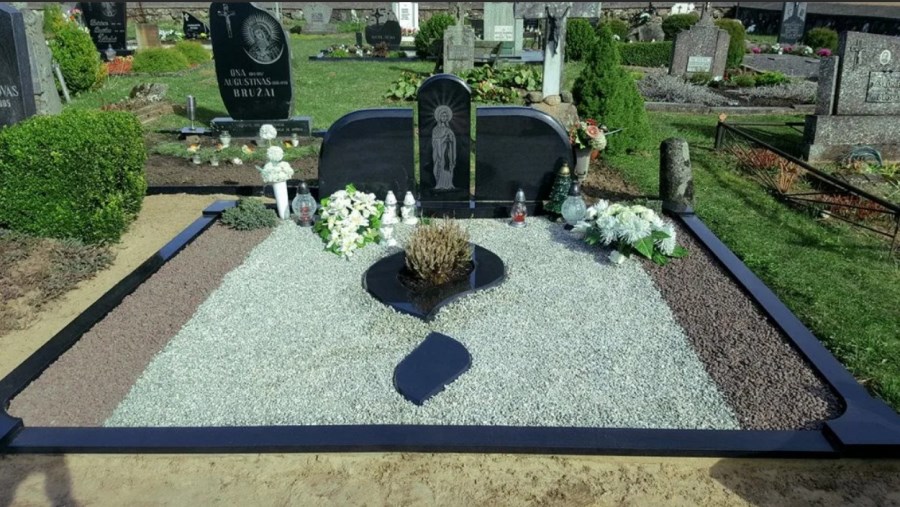 небольшой двойной памятник с центральной частью