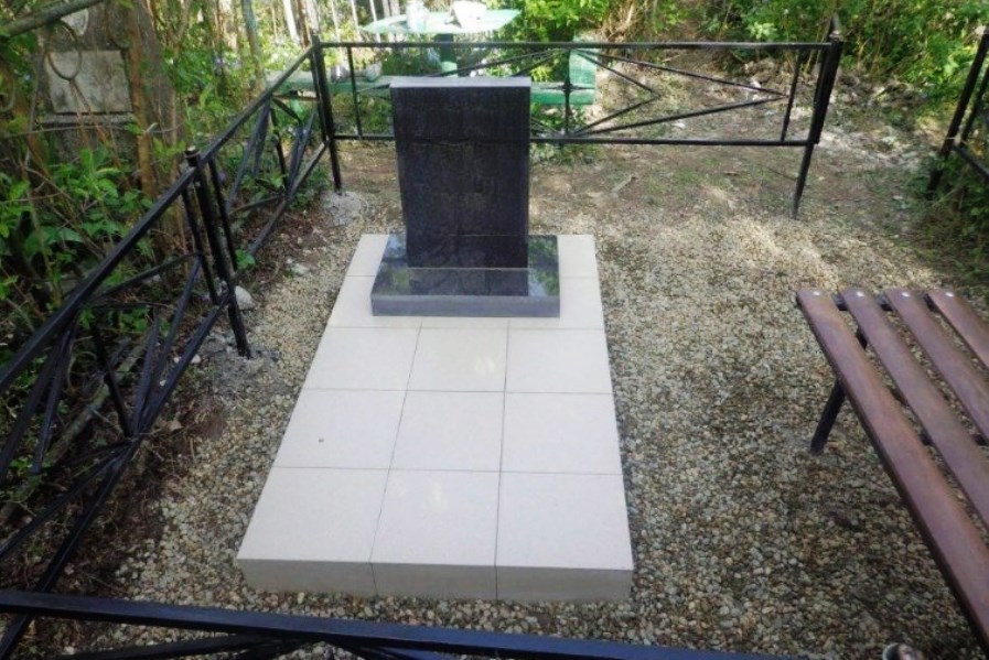 маленький прямой гранитный памятник