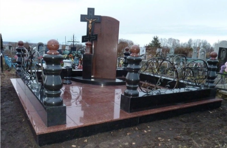 вертикальный памятник с крестом