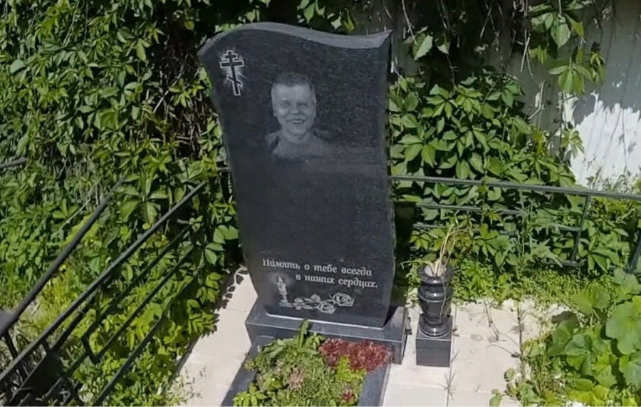 вертикальный памятник мужчине с волной