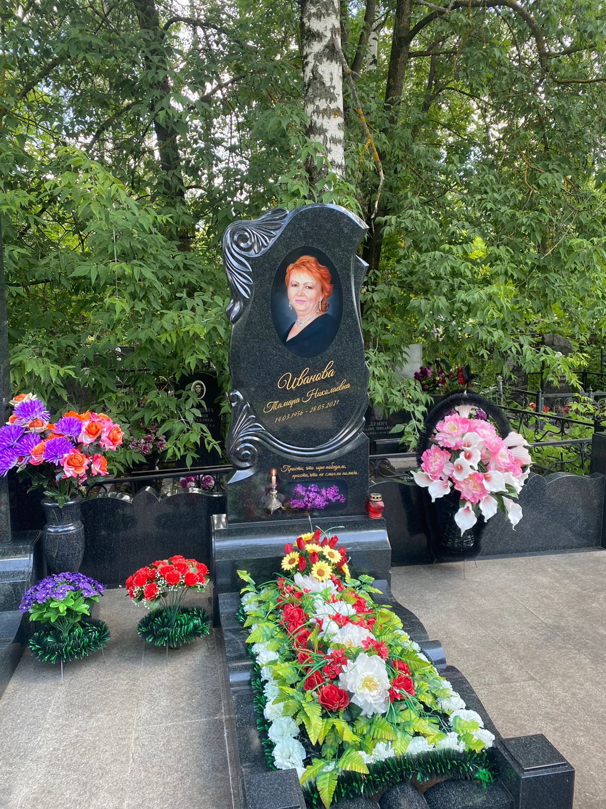 резной вертикальный женский памятник из гранита