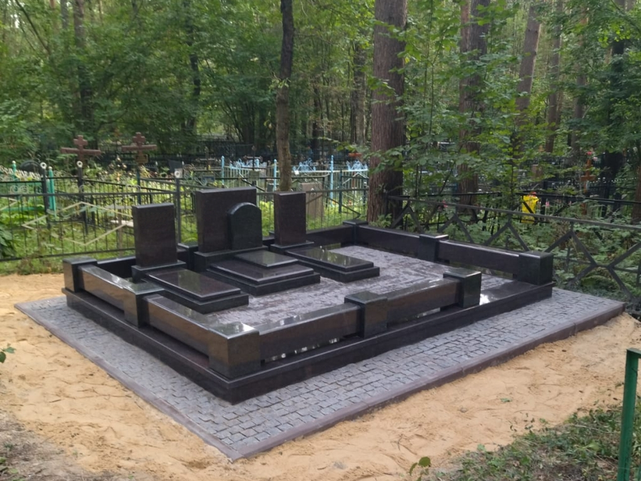 мемориал на три памятника из гранита