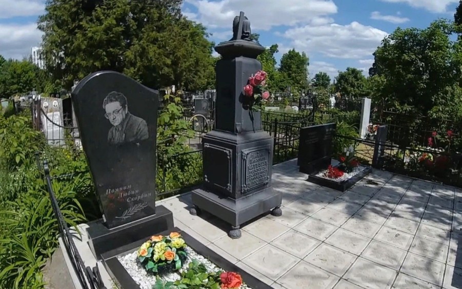 вертикальный памятник мужчине