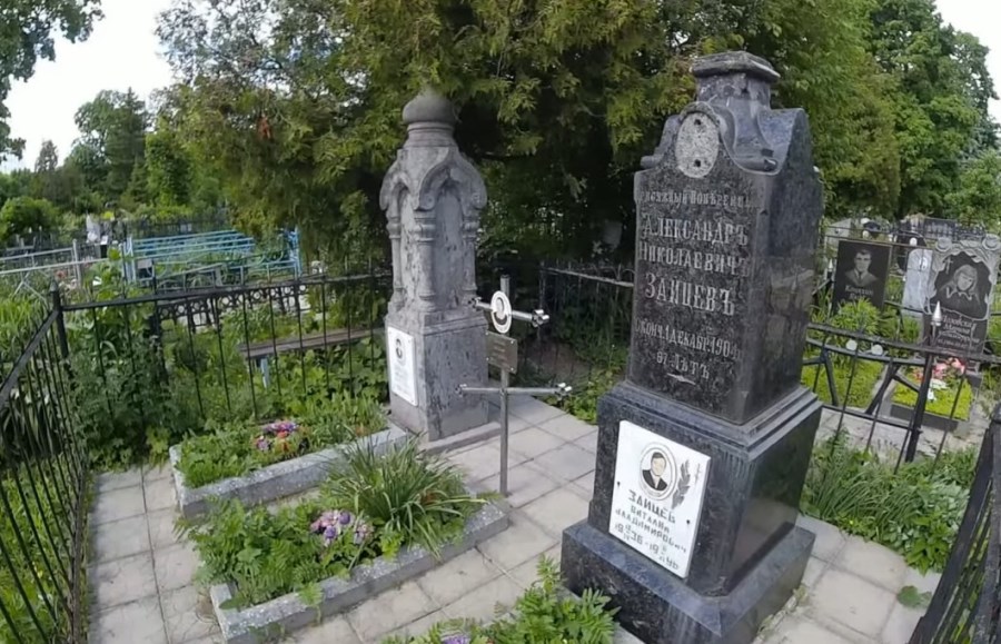 вертикальный памятник колонна